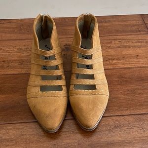 Women’s Free People booties, size 36, in camel suede